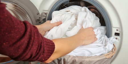 بررسی آماده نمودن لباس‌ها قبل از شستشو در ماشین‌ لباسشویی